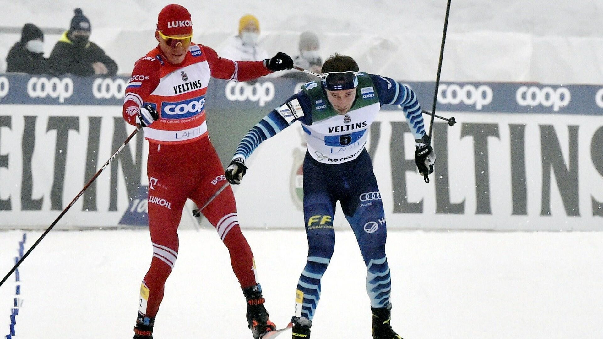 Russia's Alexander Bolshunov (L) competes with Finland's Joni Maeki in the final meters, slashing Maeki with his stick, during the men's Cross Country relay 4x7,5km at the FIS World Cup Lahti Ski Games in Lahti, Finland, on January 24, 2021. (Photo by Jussi Nukari / Lehtikuva / AFP) / Finland OUT - РИА Новости, 1920, 25.01.2021