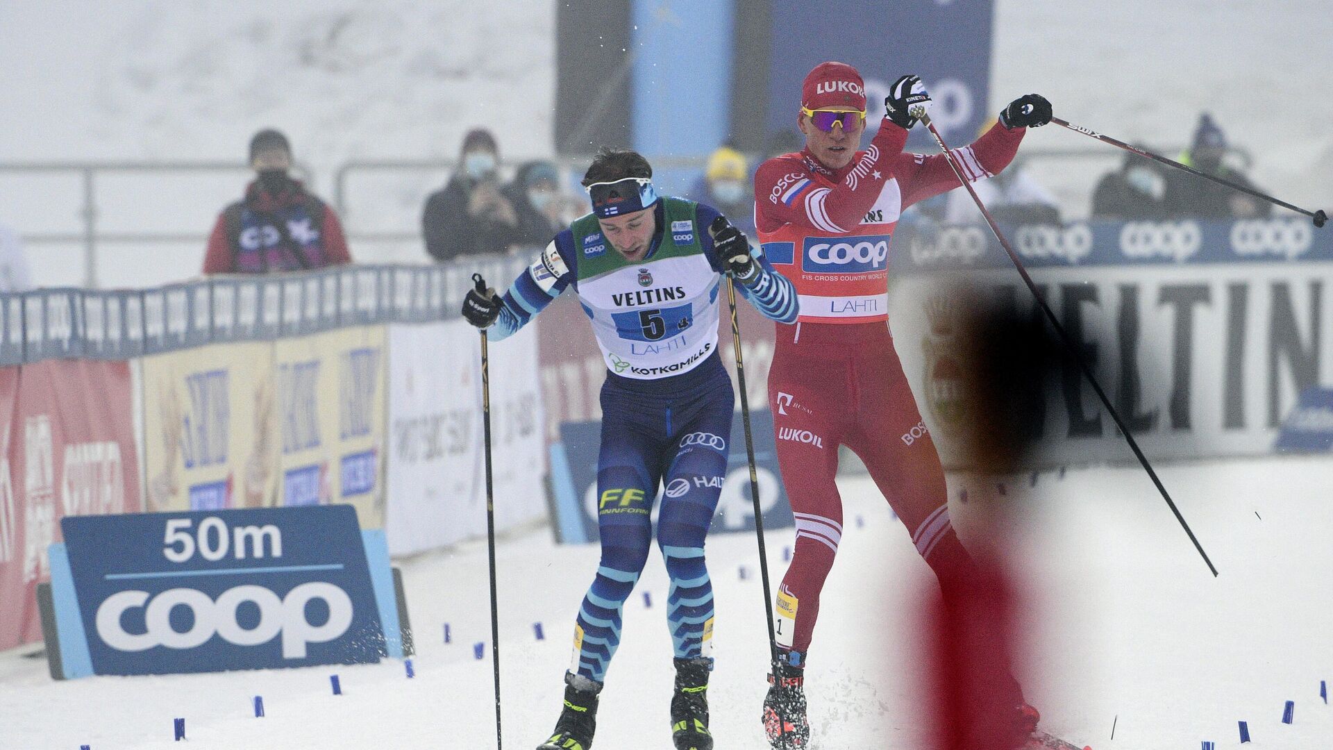 Russia's Alexander Bolshunov (R) competes with Finland's Joni Maeki in the final meters during the men's Cross Country relay 4x7,5km at the FIS World Cup Lahti Ski Games in Lahti, Finland, on January 24, 2021. (Photo by Markku Ulander / Lehtikuva / AFP) / Finland OUT - РИА Новости, 1920, 25.01.2021