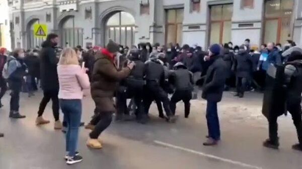 Нападение на росгвардейца на субботней акции во Владивостоке. Кадры МВД