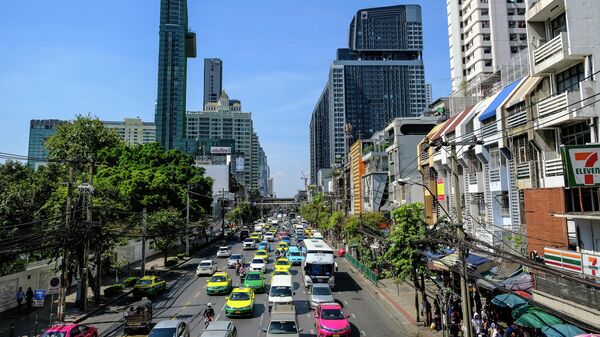 Дорожное движение на улице в Бангкоке