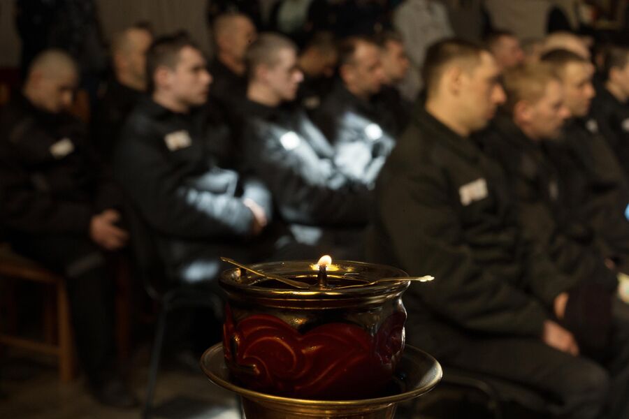 Заключенные следственного изолятора №1 Кресты в Санкт-Петербурге на пасхальном фестивале в церкви