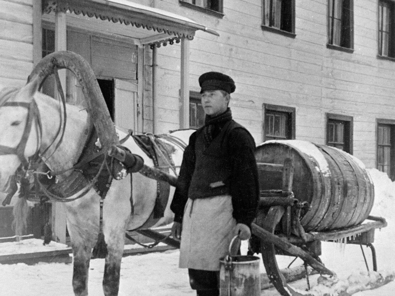 Извозчик осаживал не успевшего. Золотарь 19 век. Водонос водовоз. Золотарь профессия.