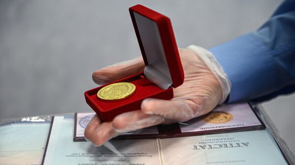 Золотая медаль на церемонии вручения аттестатов в школе в Москве 