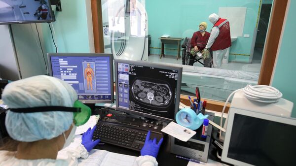 Медицинские работники и пациентка в кабинет компьютерной томографии в клинической больнице