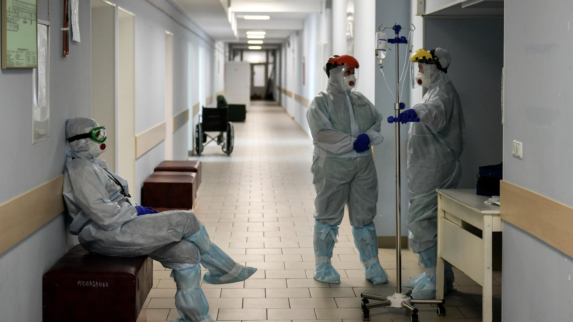 Медицинские сотрудники в коридоре больницы для больных коронавирусом в родильном доме №2 - РИА Новости, 1920, 09.11.2021