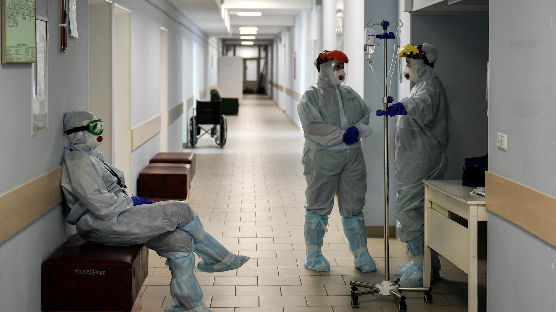 Медицинские сотрудники в коридоре больницы для больных коронавирусом в родильном доме №2 - РИА Новости, 1920, 17.04.2021
