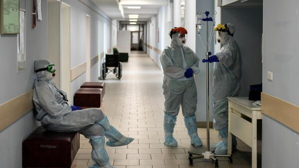 Медицинские сотрудники в коридоре больницы для больных коронавирусом
