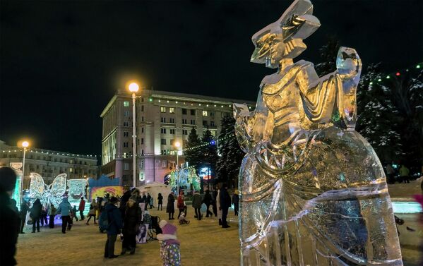 Ледяные фигуры на площади Революции в Челябинске