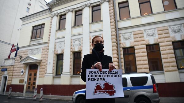 Мария Бутина в одиночном пикете против травли работников российских СМИ в Латвии и Прибалтике у посольства Латвии в Москве