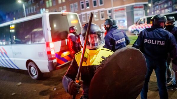 Полицейский с щитом в Роттердаме