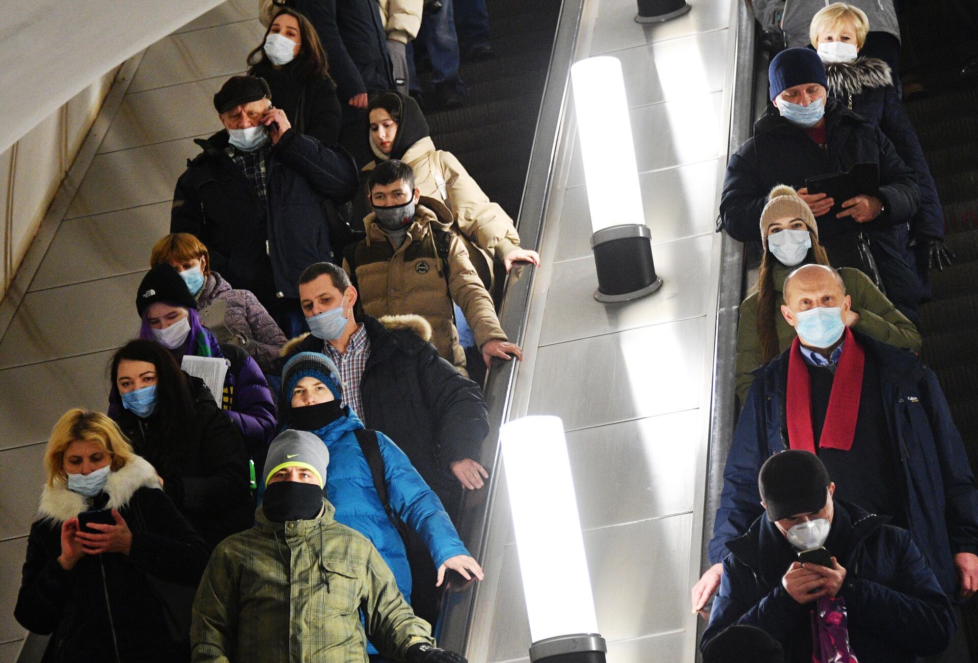 Пассажиры на эскалаторе станции метро Парк Культуры московского метрополитена - РИА Новости, 1920, 30.04.2021