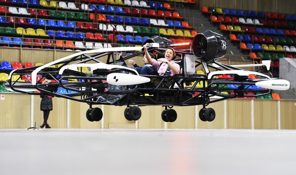 Испытание дрона-такси в помещении Малой спортивной арены олимпийского комплекса Лужники в Москве