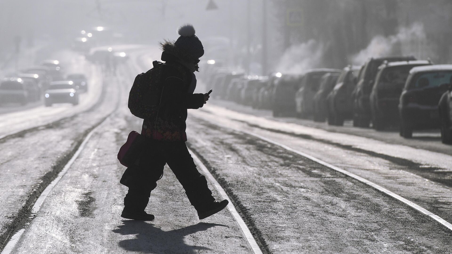 Ребенок переходит дорогу - РИА Новости, 1920, 09.02.2021