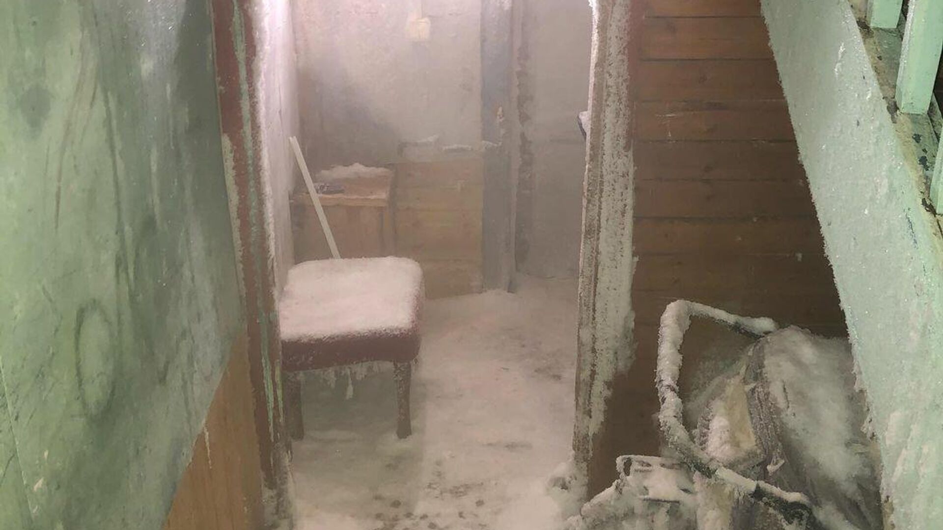 Покрывшийся льдом подъезд дома в Салехарде по адресу ул. Маяковского, 58 - РИА Новости, 1920, 26.01.2021