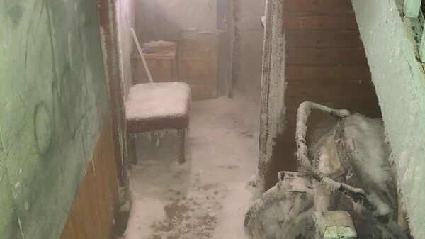 Покрывшийся льдом подъезд дома в Салехарде по адресу ул. Маяковского, 58