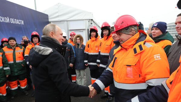 Президент РФ Владимир Путин общается с участниками строительства во время церемонии открытия транспортной развязки в Химках