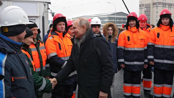 Президент РФ Владимир Путин общается с участниками строительства во время церемонии открытия транспортной развязки в Химках