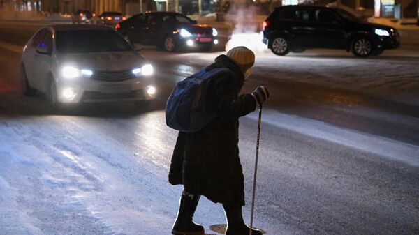 Жительница Кемерово переходит улицу