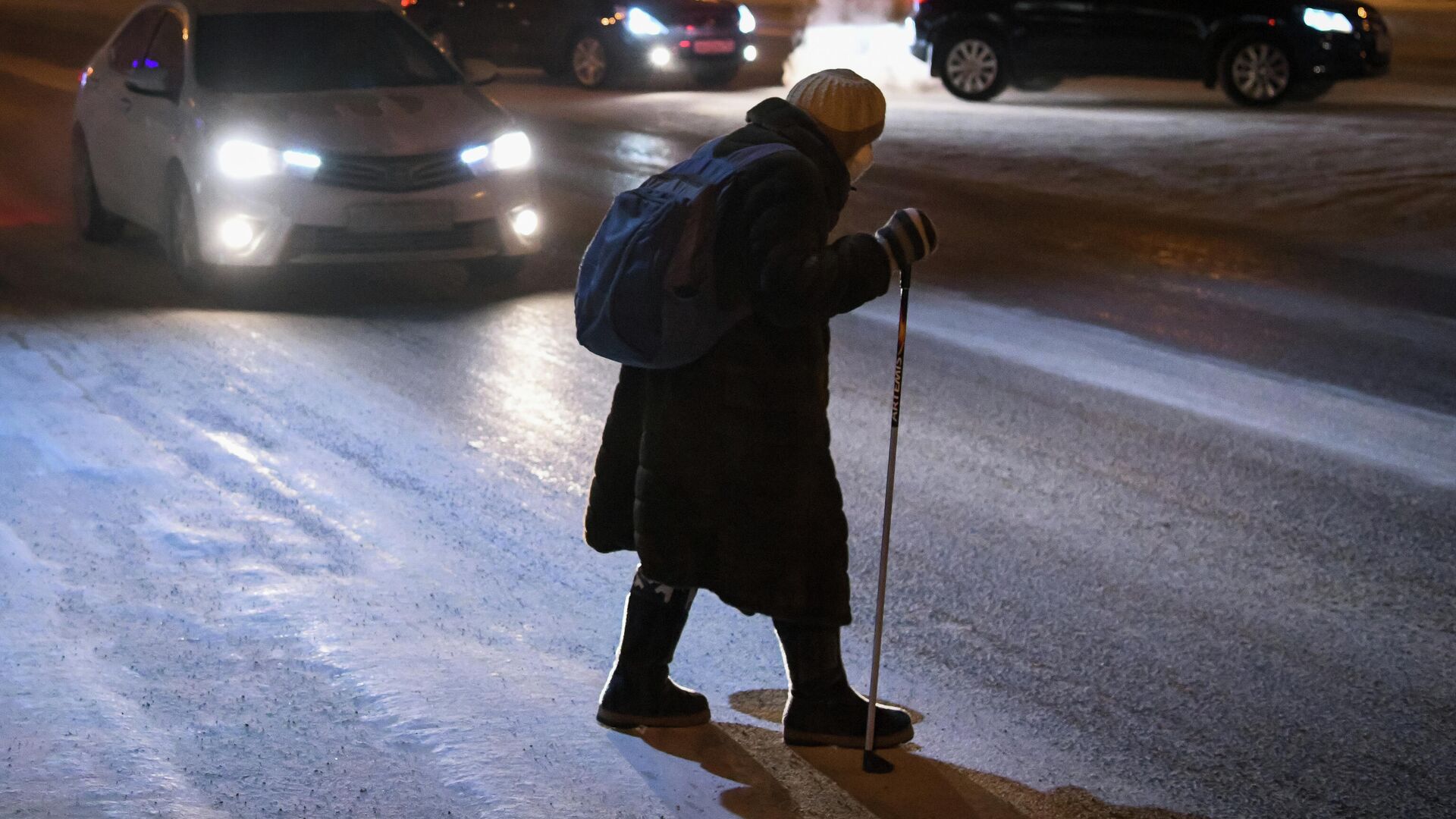 Жительница Кемерово переходит улицу - РИА Новости, 1920, 16.02.2021