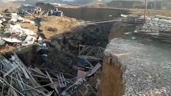 Кадры с места обрушения зданий в дагестанском селе Карабудахкент
