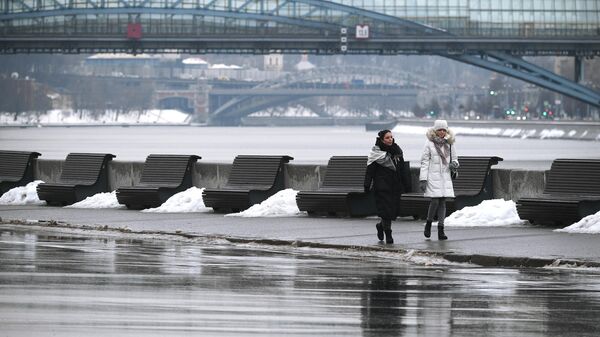 Девушки идут по набережной в Центральном парке культуры и отдыха имени Горького в Москве