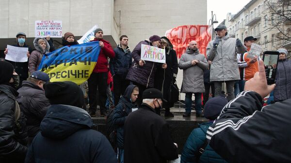 Участники акции протеста против повышения тарифов на коммунальные услуги возле администрации президента Украины в Киеве