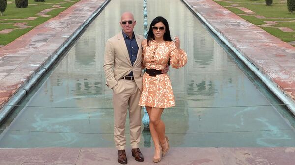 Глава Amazon Джефф Безос и его девушка Лорен Санчес во время визита в Тадж-Махал