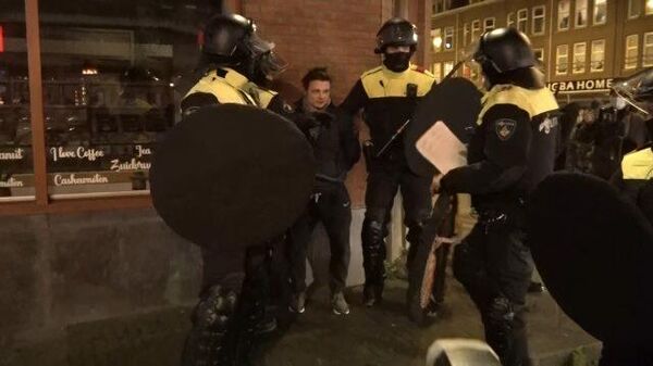 Задержание нарушителей: беспорядки из-за комендантского часа в Роттердаме
