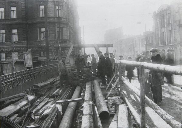 Монтаж концевого участка тепломагистрали на Малом Москворецком мосту, 1930 год