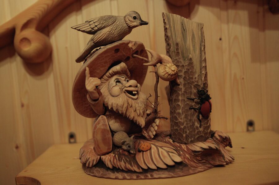 Деревянная фигурка - один из экспонатов Музея деревянного зодчества в городе Спас-Клепики