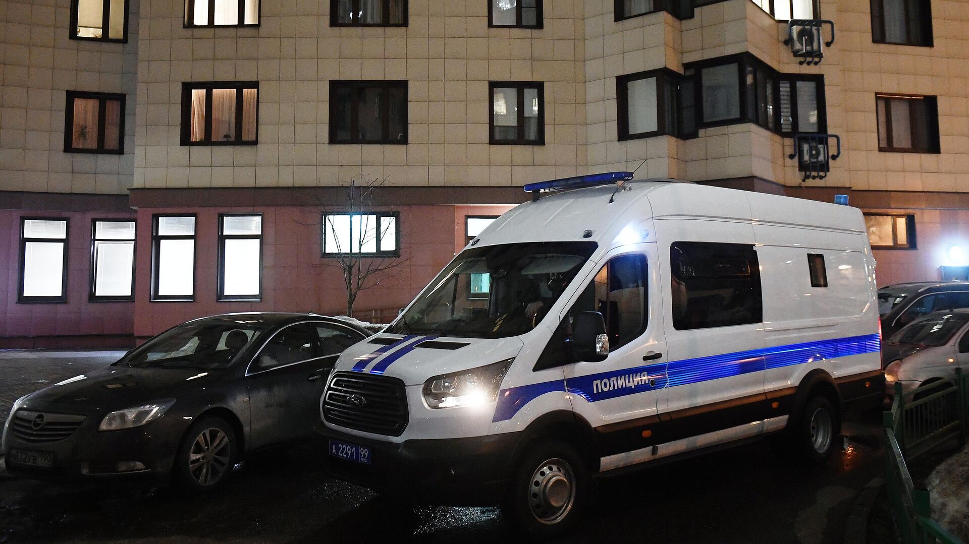 Автомобиль полиции у дома в Москве, где находится квартира Юлии Навальной - РИА Новости, 1920, 10.02.2022