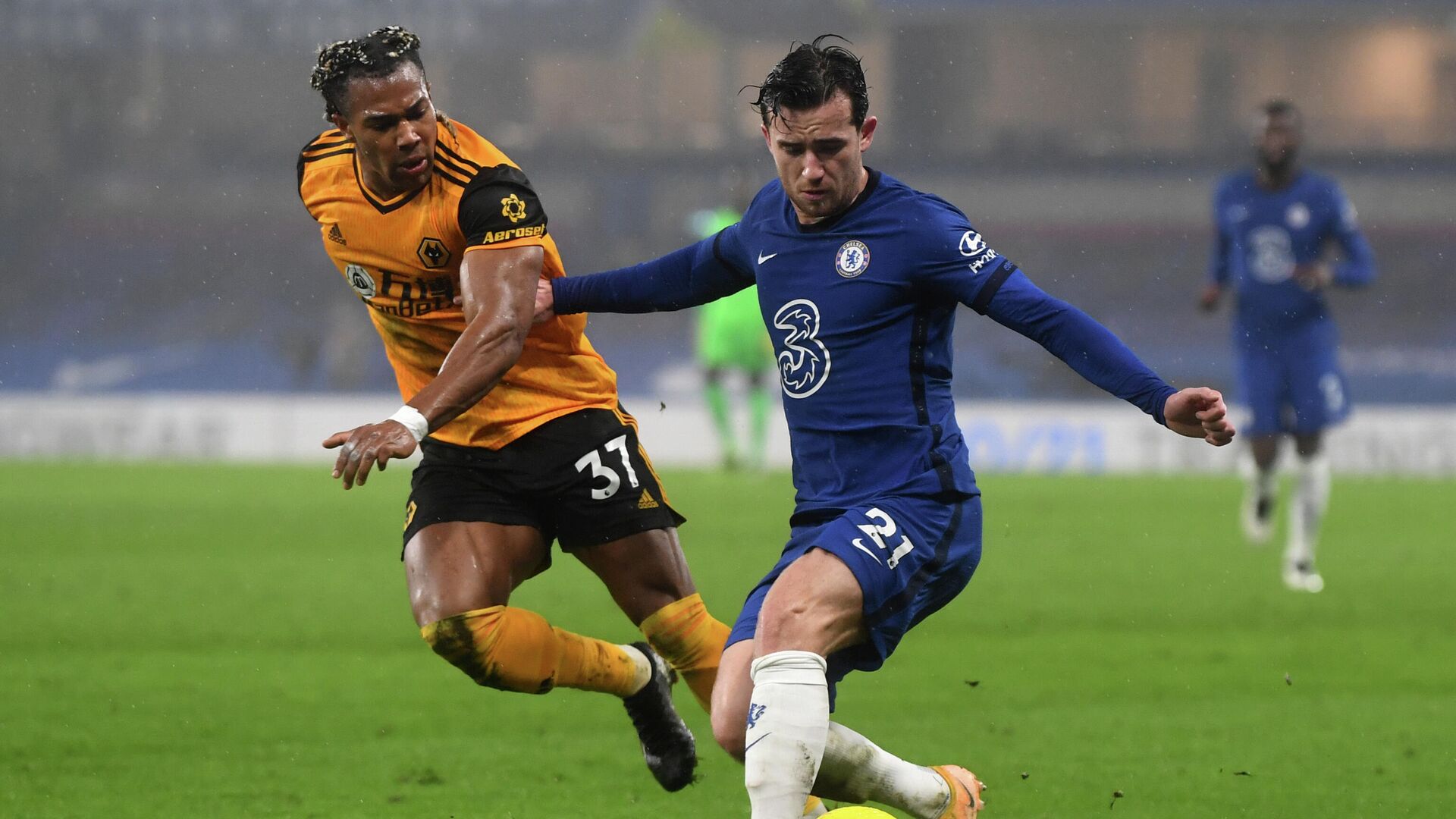 Wolverhampton Wanderers' Spanish midfielder Adama Traore (L) vies with Chelsea's English defender Ben Chilwell during the English Premier League football match between Chelsea and Wolverhampton Wanderers at Stamford Bridge in London on January 27, 2021. (Photo by NEIL HALL / POOL / AFP) / RESTRICTED TO EDITORIAL USE. No use with unauthorized audio, video, data, fixture lists, club/league logos or 'live' services. Online in-match use limited to 120 images. An additional 40 images may be used in extra time. No video emulation. Social media in-match use limited to 120 images. An additional 40 images may be used in extra time. No use in betting publications, games or single club/league/player publications. /  - РИА Новости, 1920, 27.01.2021