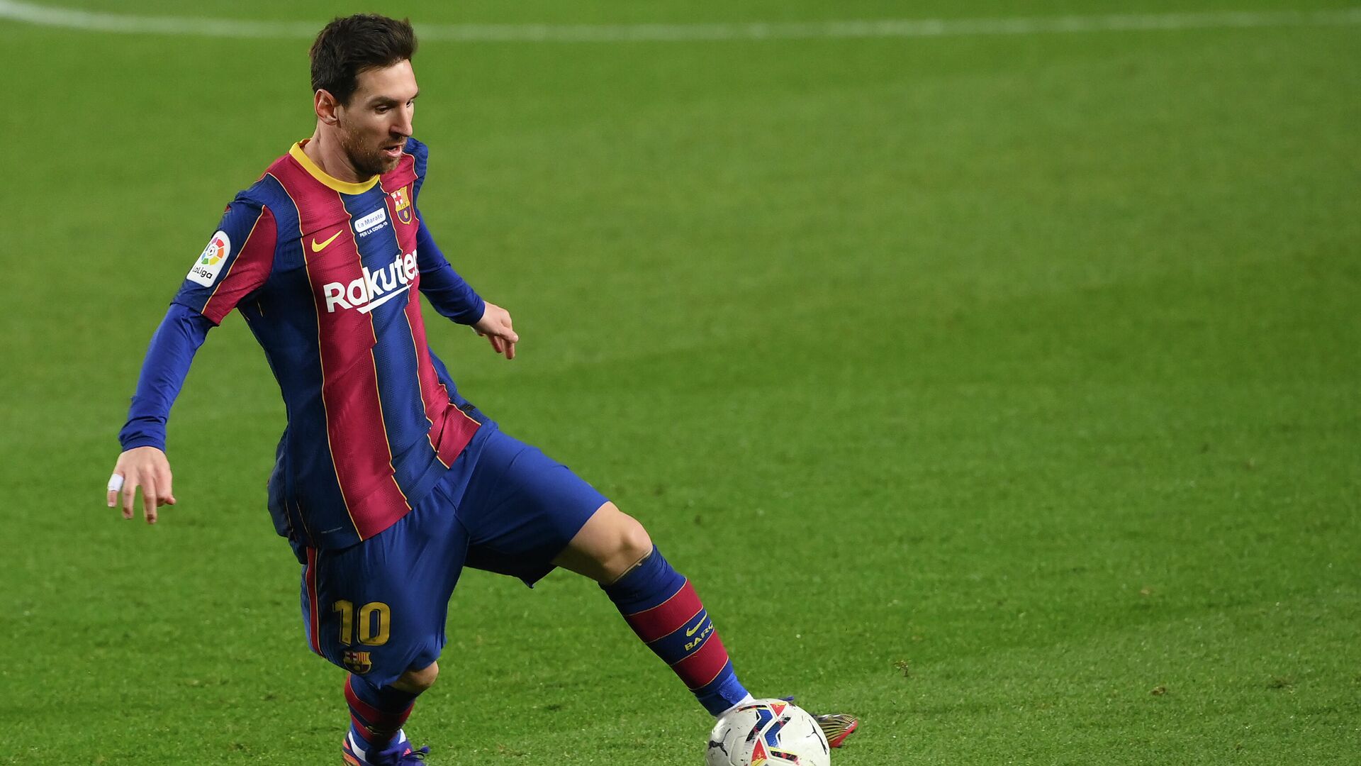 Barcelona's Argentinian forward Lionel Messi controls the ball during the Spanish league football match between FC Barcelona and Valencia CF at the Camp Nou stadium in Barcelona on December 19, 2020. (Photo by LLUIS GENE / AFP) - РИА Новости, 1920, 28.01.2021