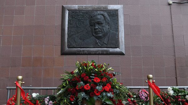 Мемориальная доска российскому дипломату Андрею Карлову на доме 24 корпус 2 на Петрозаводской улице в Москве