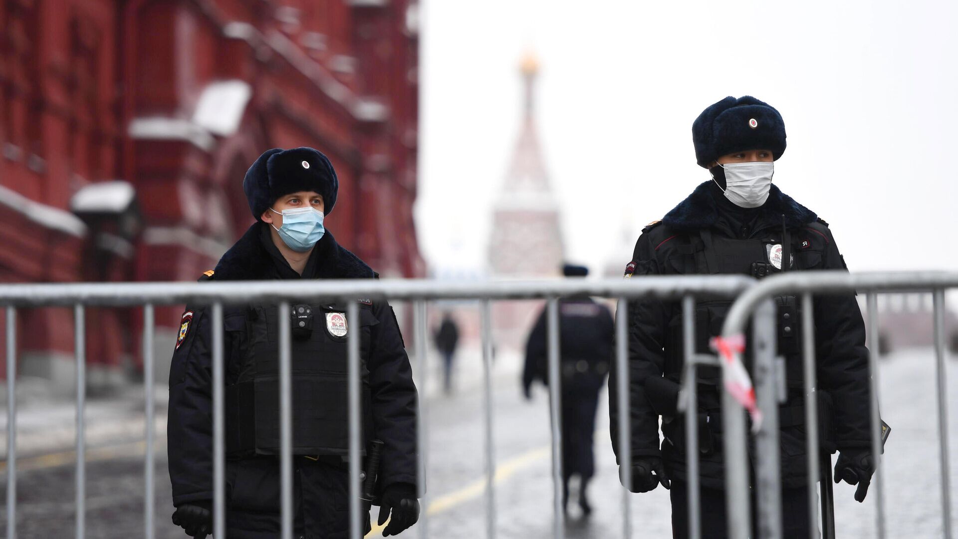 Сотрудники полиции поставили ограждения у Красной площади в Москве перед началом несанкционированной акции сторонников Алексея Навального - РИА Новости, 1920, 29.01.2021