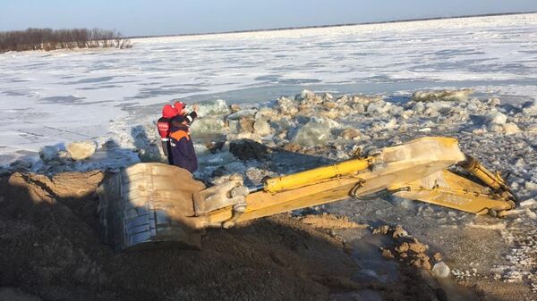 Экскаватор ушел под лед в районе села Мичуринское в Хабаровском крае
