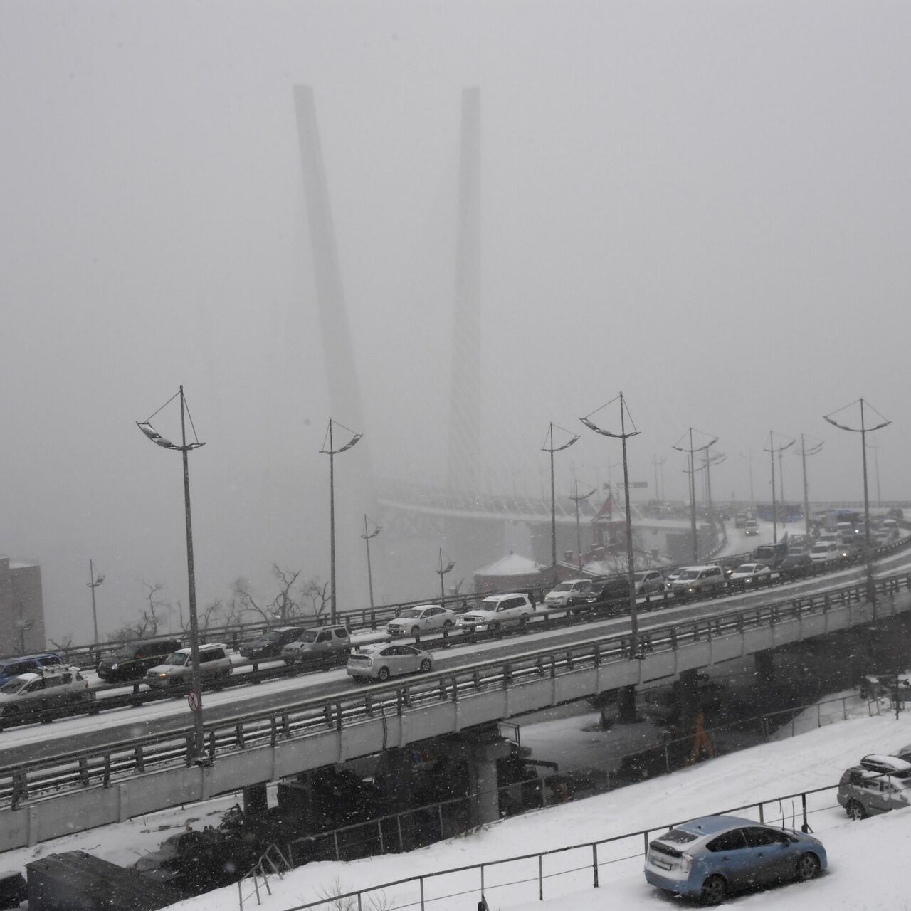 Новогодний городок в центре Владивостока пострадал от ураганного ветра -  РИА Новости, 23.01.2024