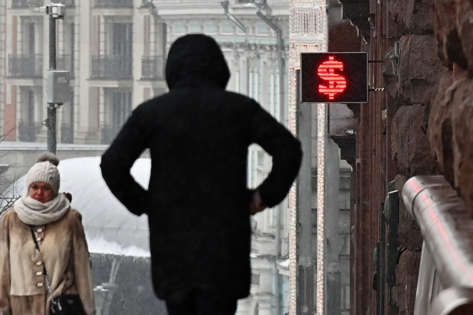 Электронное табло со знаком доллара на одной из улиц в Москве - РИА Новости, 1920, 02.12.2021