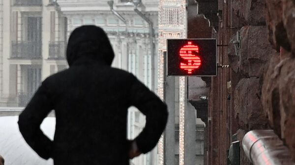 Электронное табло со знаком доллара на одной из улиц в Москве