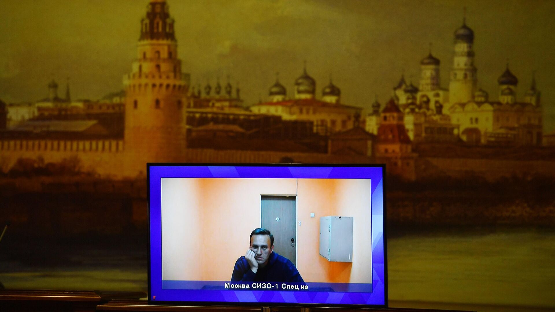 Алексей Навальный, находящийся в СИЗО-1 Москвы, на экране монитора во время заседания Московского областного суда - РИА Новости, 1920, 01.02.2021
