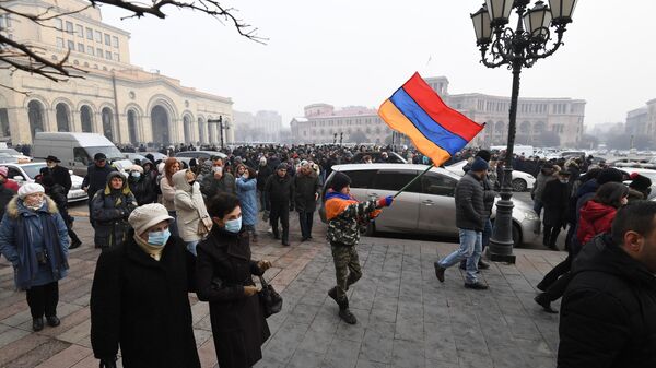 Участники акции протеста с требованием отставки премьер-министра Армении Никола Пашиняна на площади Республики в Ереване
