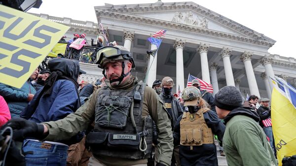 Члены организации Oath Keepers во время штурма Капитолия в Вашингтоне 