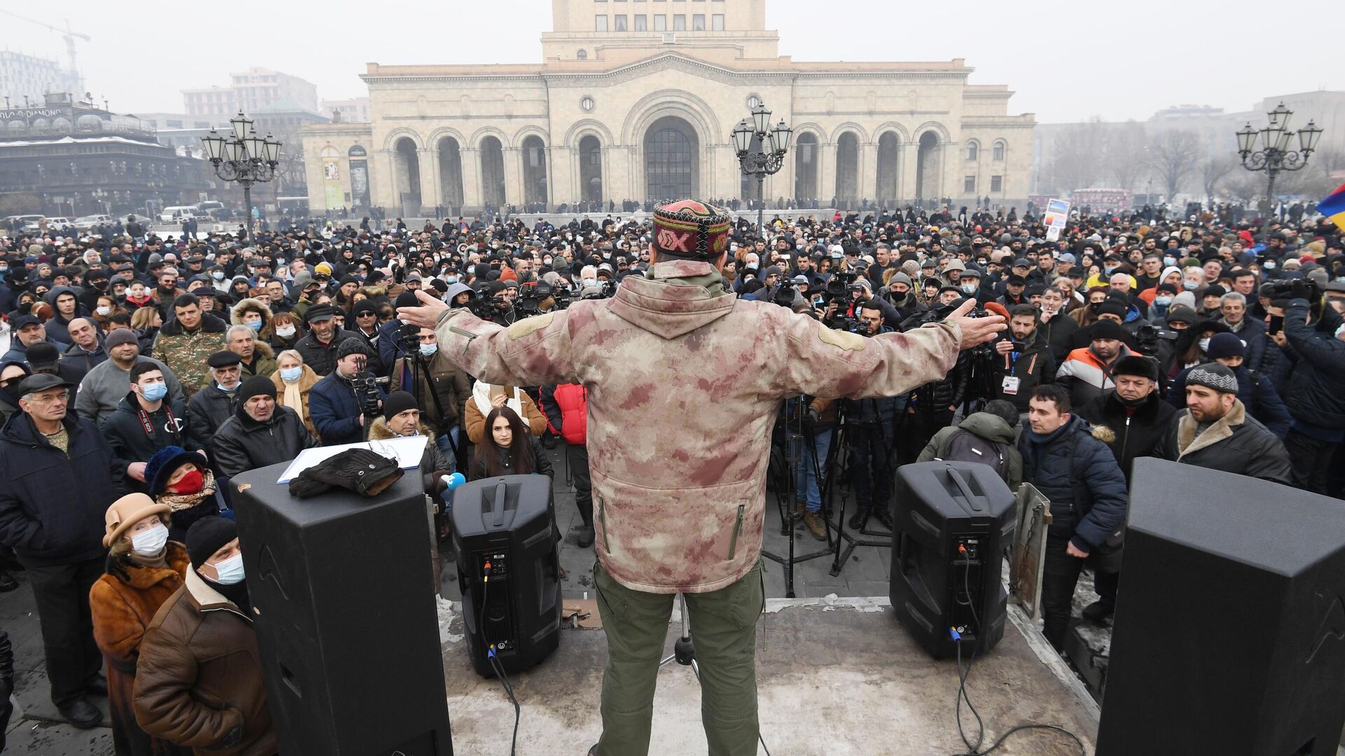 Участники акции протеста с требованием отставки премьер-министра Армении Никола Пашиняна на площади Республики в Ереване - РИА Новости, 1920, 28.01.2021