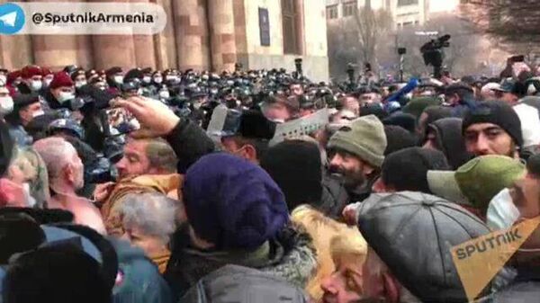 Толпа протестующих собралась у здания парламента в Ереване и пыталась прорвать оцепление