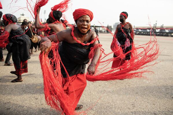 Танцоры исполняет похоронный обряд бывшего президента Ганы Джерри Джона Роулингса в Аккре