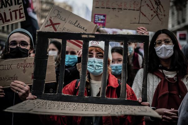 Учащиеся во время митинга по поводу заработной платы учителей и мер правительства по борьбе с пандемией в школах