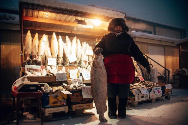Торговец рыбой на рынке в Якутске