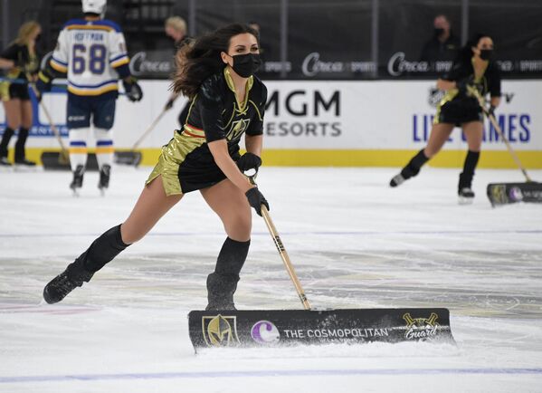 Девушка из группы поддержки Вегас Голден Найтс чистит лед во время матча против Сент-Луис Блюз