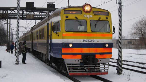Поезд на железнодорожных путях в Латвии 