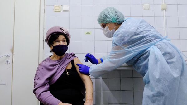 Пожилая женщина прививается от коронавируса вакциной Спутник-V